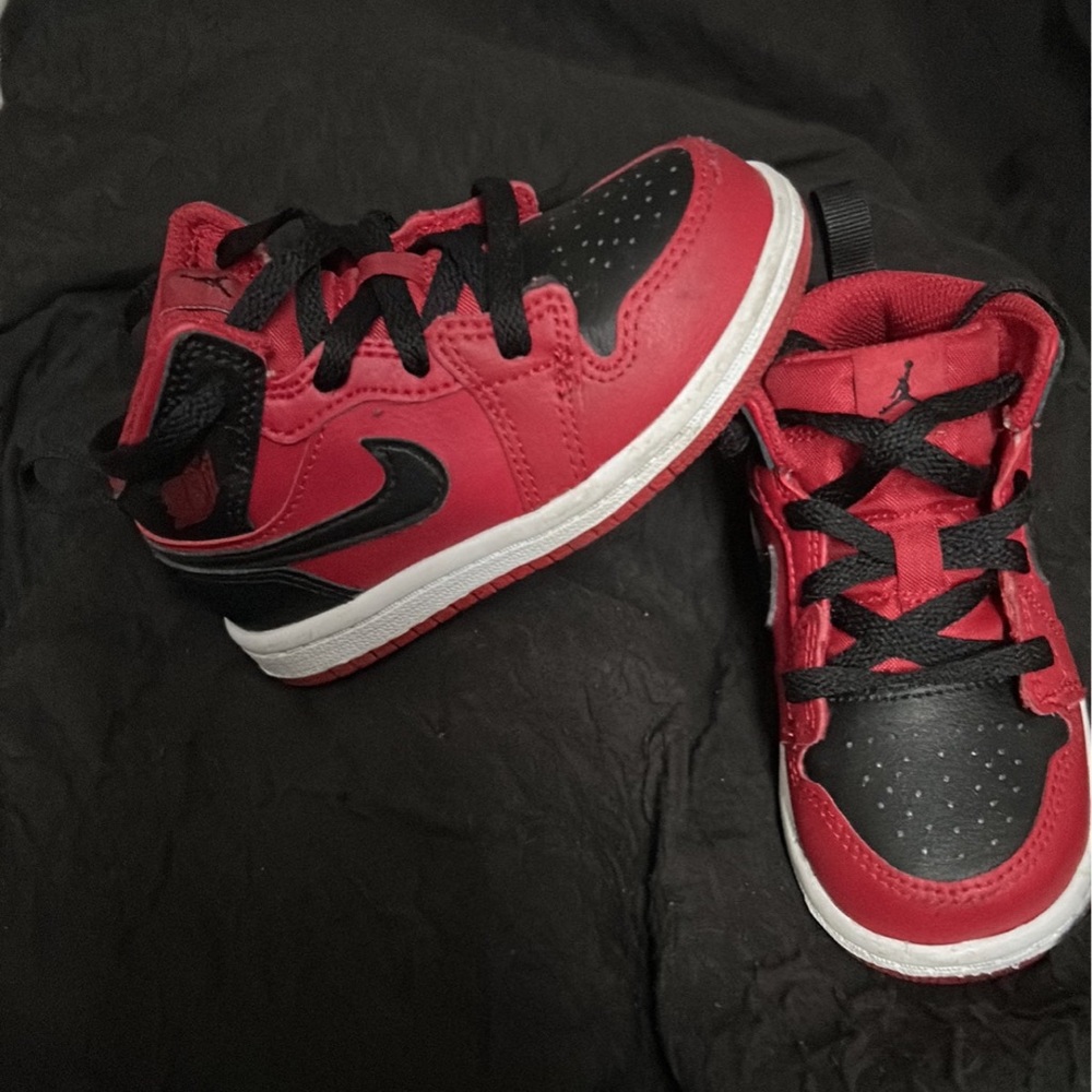 Toddlers size 7 worn only a couple of times, in great condition.